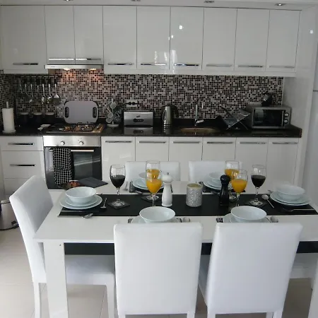 Wonderful 2 Bed First Floor Home In An Outstanding Community, Ticks Every Box * 시데