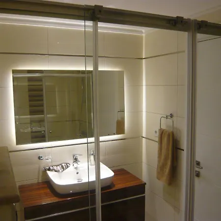 Wonderful 2 Bed First Floor Home In An Outstanding Community, Ticks Every Box 아파트 *