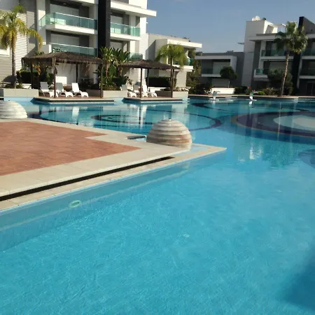 Wonderful 2 Bed First Floor Home In An Outstanding Community, Ticks Every Box 아파트 *